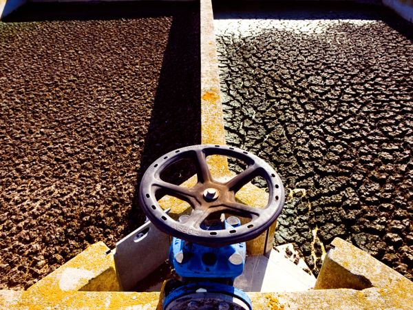 Kleine ländliche Abwasserreinigungsanlage mit 2 Becken für Sedimente/Ablagerungen.